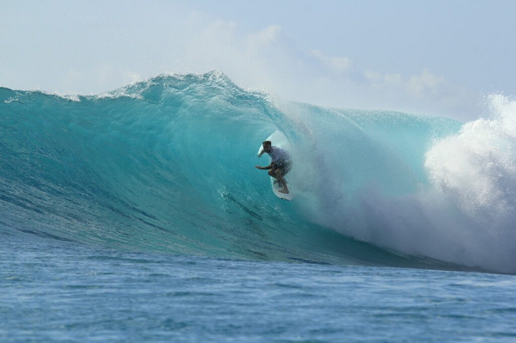 surfeur avec sa planche personnalisée